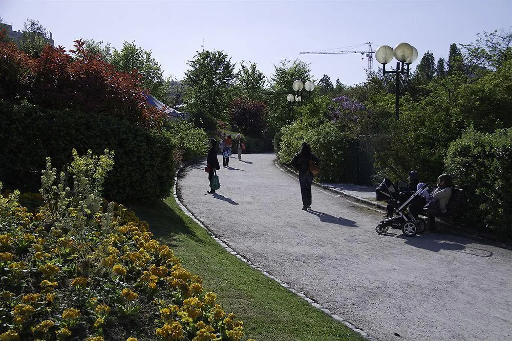 Arty Porte De Versailles By River Hostel *